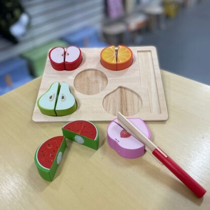 Brinquedo encaixe frutas crec crec em madeira com faca - Dony toys